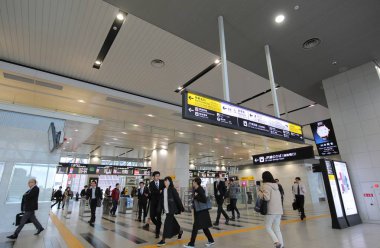 Osaka Japonya - 14 Kasım 2018: Kimliği belirsiz kişi gidip Japonya Osaka tren istasyonunda.