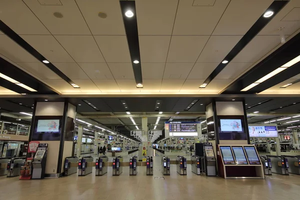 Osaka Japonya - 14 Kasım 2018: Kimliği belirsiz kişi seyahat Japonya'nın Osaka Osaka Hankyu tren istasyonunda.