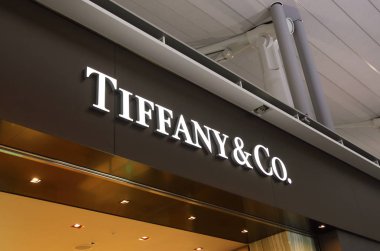 Osaka Japonya - 14 Kasım 2018: Tiffany ve Co şirket logosu. Tiffany ve İşbirliği Merkezi New York'ta bulunan bir Amerikan Dünya çapında lüks mücevher ve ihtisas perakendeci olduğunu.