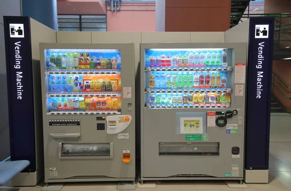 大阪日本 2018年11月14日 日本大阪关西机场的日本软饮料自动售货机 — 图库照片