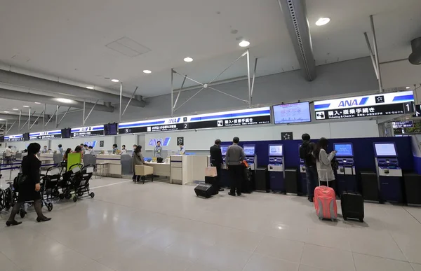 Osaka Japan November 2018 Unidentified People Check Ana Counter Kansai — Stock Photo, Image