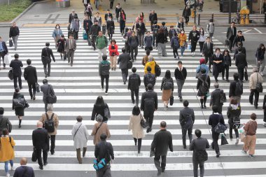 Osaka Japonya - 14 Kasım 2018: Kimliği belirsiz kişi gidip Japonya Osaka tren istasyonunda.