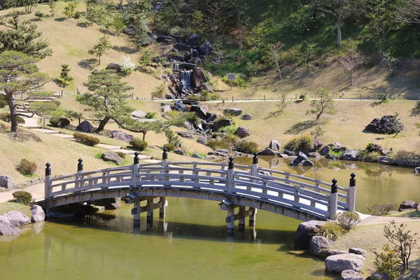 Japoński Tradycyjny Ogród Drewnianym Mostkiem Staw — Zdjęcie stockowe