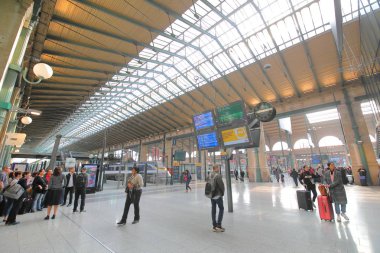Paris Fransa - 21 Mayıs 2019: Kimliği belirsiz kişiler Gare du Nord tren istasyonunda seyahat Paris Fransa