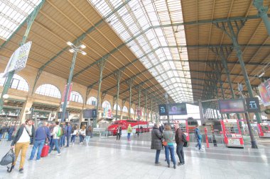 Paris Fransa - 21 Mayıs 2019: Kimliği belirsiz kişiler Gare du Nord tren istasyonunda seyahat Paris Fransa