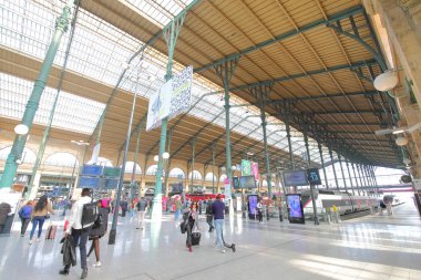 Paris Fransa - 21 Mayıs 2019: Kimliği belirsiz kişiler Gare du Nord tren istasyonunda seyahat Paris Fransa