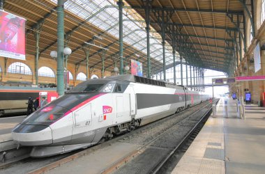 Paris Fransa - 21 Mayıs 2019: Gare du Nord tren istasyonunda yüksek hızlı tren Paris Fransa