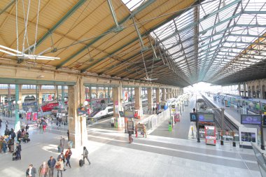 Paris Fransa - 21 Mayıs 2019: Kimliği belirsiz kişiler Gare du Nord tren istasyonunda seyahat Paris Fransa