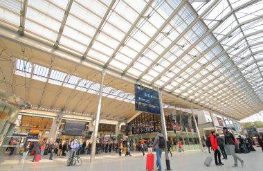 Paris Fransa - 21 Mayıs 2019: Kimliği belirsiz kişiler Gare du Nord tren istasyonunda seyahat Paris Fransa