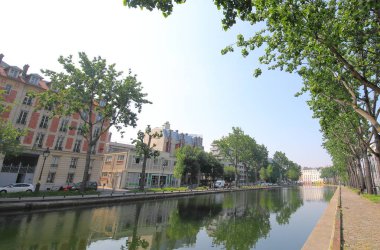 Canal Saint Martin cityscape Paris Fransa
