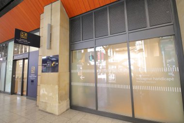 Paris Fransa - 21 Mayıs 2019: Engelli turist destek ofisi Paris Fransa