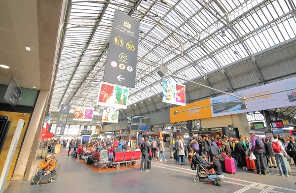 Paris France Maio 2019 Pessoas Não Identificadas Viajam Estação Ferroviária — Fotografia de Stock