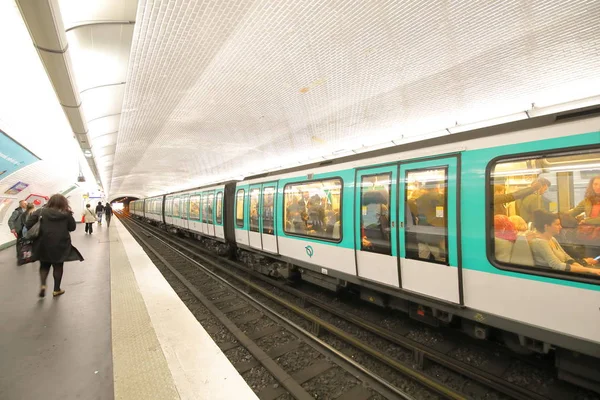 프랑스 2019년 21일 정체불명의 사람들이 프랑스에서 지하철로 — 스톡 사진