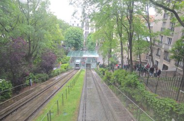 Paris Fransa - 21 Mayıs 2019: Kimliği belirsiz kişiler Montmartre Funiculaire asansörüyle Paris Fransa'ya biner