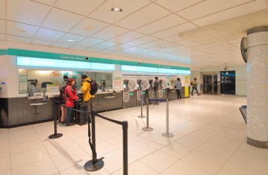 Paris Fransa - 21 Mayıs 2019: Kimliği belirsiz kişiler Gare du Nord tren istasyonundan Paris France tren bileti satın alıyor