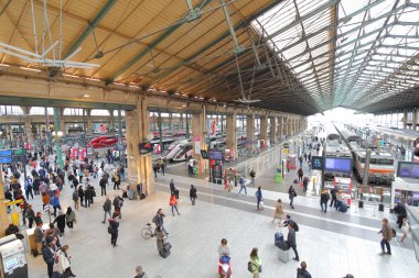 Paris Fransa - 21 Mayıs 2019: Kimliği belirsiz kişiler Gare du Nord tren istasyonunda seyahat Paris Fransa
