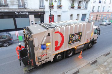 Paris Fransa - 22 Mayıs 2019: Kimliği belirsiz kişiler Paris Fransa'da çöp topluyor