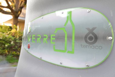 Paris Fransa - 22 Mayıs 2019: Paris Fransa'da çöp kutusu geri dönüşüm