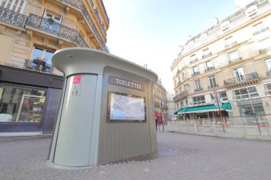 Paris Fransa - 22 Mayıs 2019: Paris Fransa şehir merkezinde umumi tuvalet