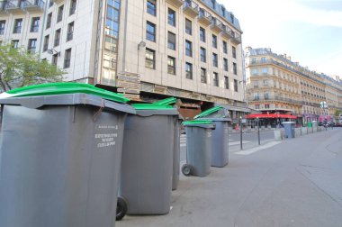 Paris Fransa - 22 Mayıs 2019: Paris Fransa'da kamu çöp kutusu
