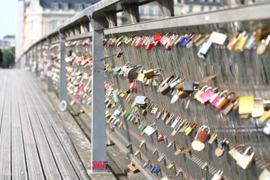 Paris Fransa - 22 Mayıs 2019: Aşk kilidi asma kilit Paris Fransa