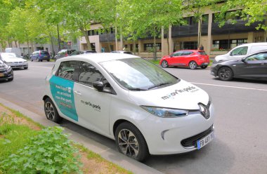 Paris Fransa - 22 Mayıs 2019: Move in Paris, Fransa'da park halindeki elektrikli otomobili paylaştı