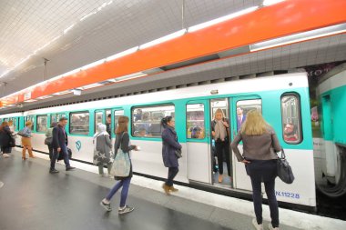 Paris Fransa - 22 Mayıs 2019: Kimliği belirsiz insanlar metro paris Fransa ile gidip