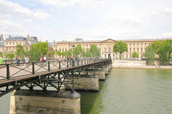 Paris France Mai 2019 Unbekannte Besuchen Pont Des Arts Bridge — Stockfoto