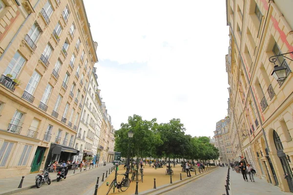 Parijs Frankrijk Mei 2019 Ongeïdentificeerde Mensen Bezoek Place Dauphine Square — Stockfoto