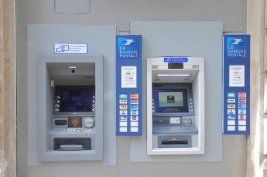 Paris Fransa - 22 Mayıs 2019: Bank Postale France'ın Atm nakit dağıtıcısı
