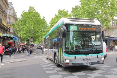 Paris Fransa - 22 Mayıs 2019: Paris Fransa şehir merkezinden halk otobüsü geçiyor