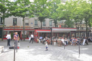 Paris Fransa - 22 Mayıs 2019: Kimliği belirsiz kişiler Latin Mahallesi Paris Fransa'daki restoranı ziyaret ediyor