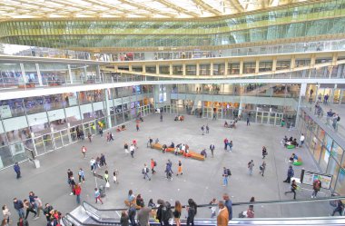 Paris Fransa - 23 Mayıs 2019: Kimliği belirsiz kişiler Les Halles alışveriş merkezini ziyaret etti Paris Fransa