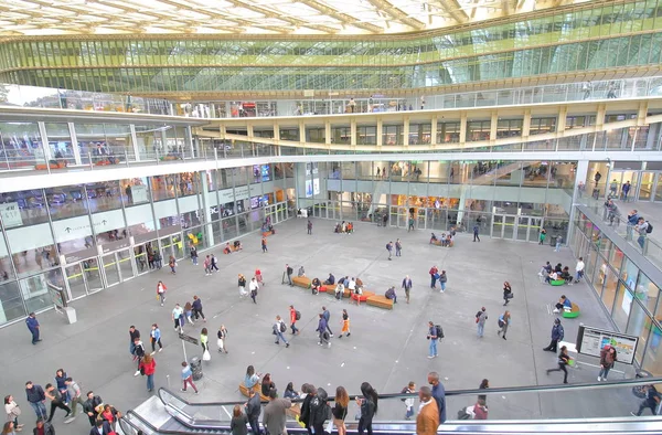 Paris Fransa - 23 Mayıs 2019: Kimliği belirsiz kişiler Les Halles alışveriş merkezini ziyaret etti Paris Fransa
