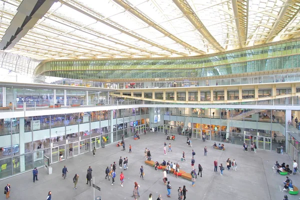 Paris Fransa - 23 Mayıs 2019: Kimliği belirsiz kişiler Les Halles alışveriş merkezini ziyaret etti Paris Fransa