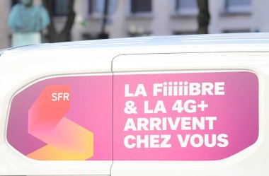 Paris Fransa - 23 Mayıs 2019: Sfr internet cep telefonu şirketi Fransa
