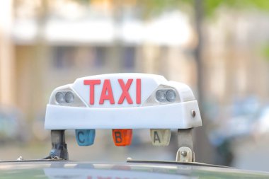 Taksi işareti Paris Fransa