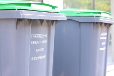 Paris Fransa - 23 Mayıs 2019: Toplama Fransa için Paris konseyi çöp kutusu