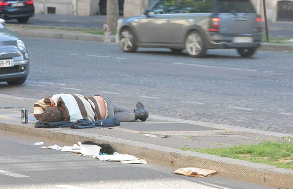 Homeless Man Sleeps Street Downtown Paris France — Stock Photo, Image