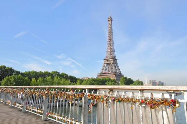 法国巴黎 2019年5月23日 埃菲尔铁塔和爱情锁挂锁市风景巴黎法国 — 图库照片
