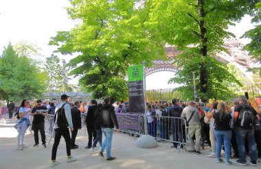 Paris Fransa - 23 Mayıs 2019: Kimliği belirsiz kişiler Paris Fransa'daki Eyfel kulesine girmek için sıraya girdi.