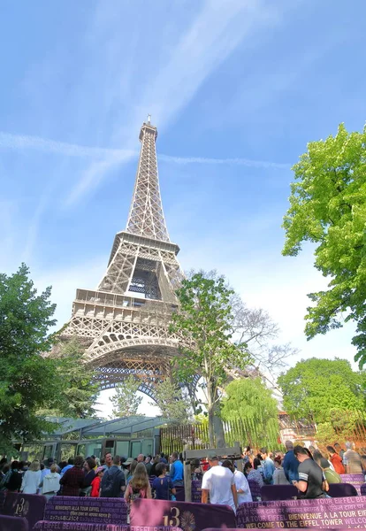 Paris France Május 2019 Ismeretlen Emberek Sorban Eiffel Torony Párizsban — Stock Fotó