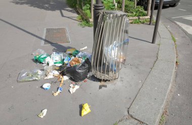 Paris Fransa - 23 Mayıs 2019: Paris Fransa'da kamu çöp kutusu