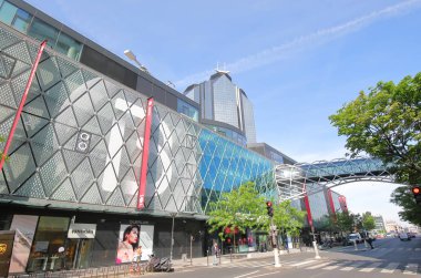 Paris Fransa - 23 Mayıs 2019: Kimliği belirsiz kişiler Beaugrenelle alışveriş merkezini ziyaret etti Paris Fransa