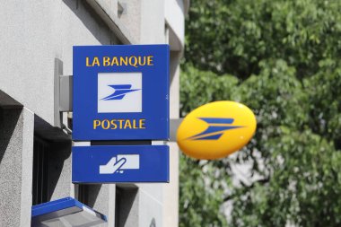 Paris Fransa - 23 Mayıs 2019: Bank of Postale Paris France