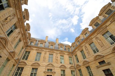 Hotel de Sully tarihi mimarisi Paris Fransa