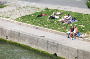 Paris Fransa - 23 Mayıs 2019: Kimliği belirsiz kişiler Paris Fransa'daki Seine Nehri'ni ziyaret etti