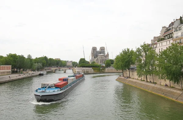 Containerschiff Seine River Cityscape Paris Frankreich — Stockfoto