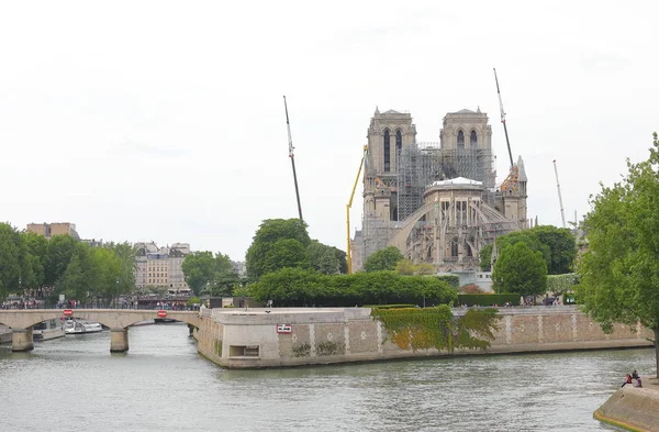 火災都市景観パリフランス後のノートルダム大聖堂 — ストック写真