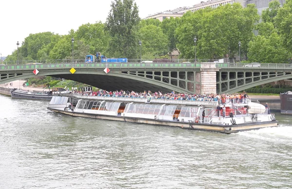法国巴黎 2019年5月23日 不明身份的人乘坐塞纳河游船法国巴黎 — 图库照片